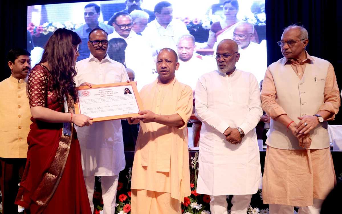 छह वर्षों में साढ़े पांच लाख से ज्यादा युवाओं को दी नौकरी : सीएम योगी छह वर्षों में साढ़े पांच लाख से ज्यादा युवाओं को दी नौकरी : सीएम योगी